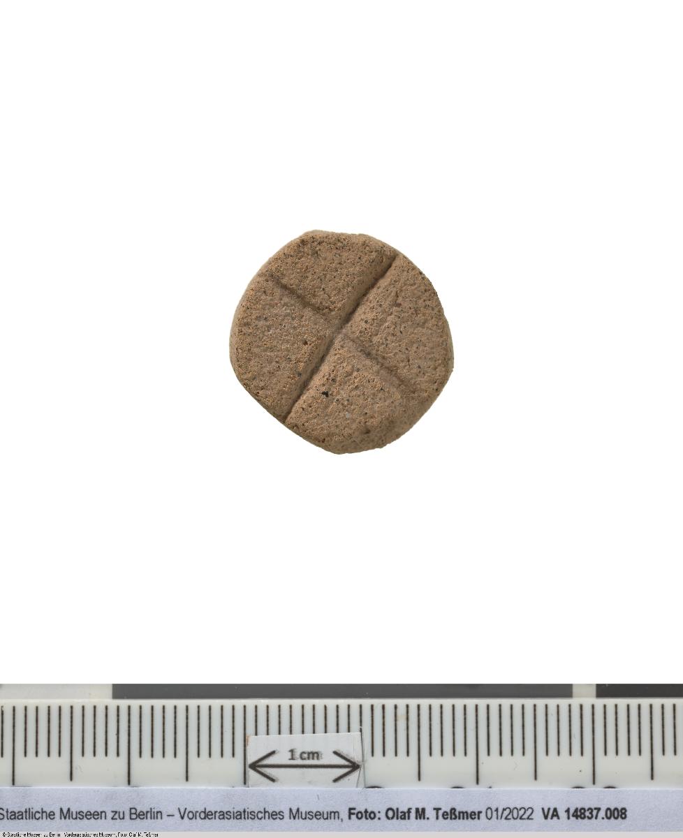 Zählmarke (Token) kleine Tonscheibe mit eingeritztem Kreuz