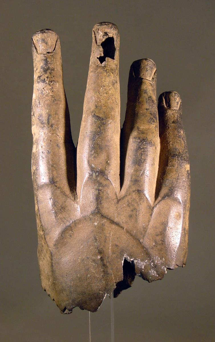 Vier Finger von der rechten Hand einer überlebensgroßen Bronzestatue, mehrere Gussflicken