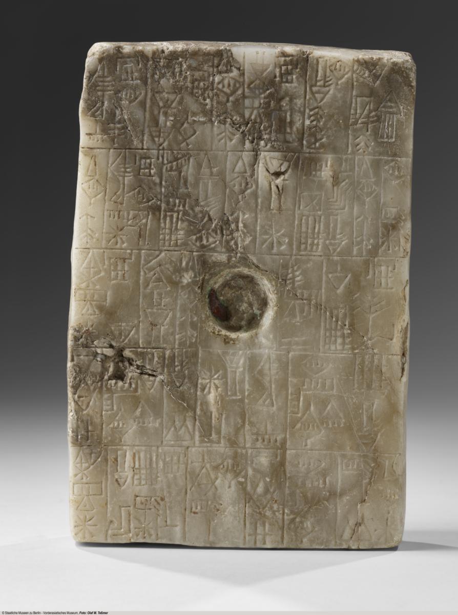 Alabasterplatte in Ziegelform mit Keilschriftinschrift