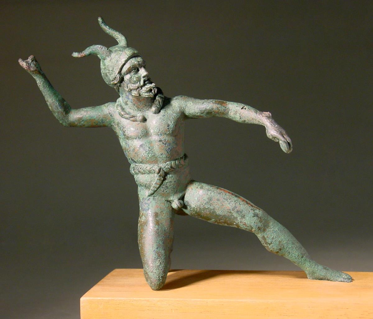 Römische Statuette eines kniend kämpfenden gallischen Kriegers