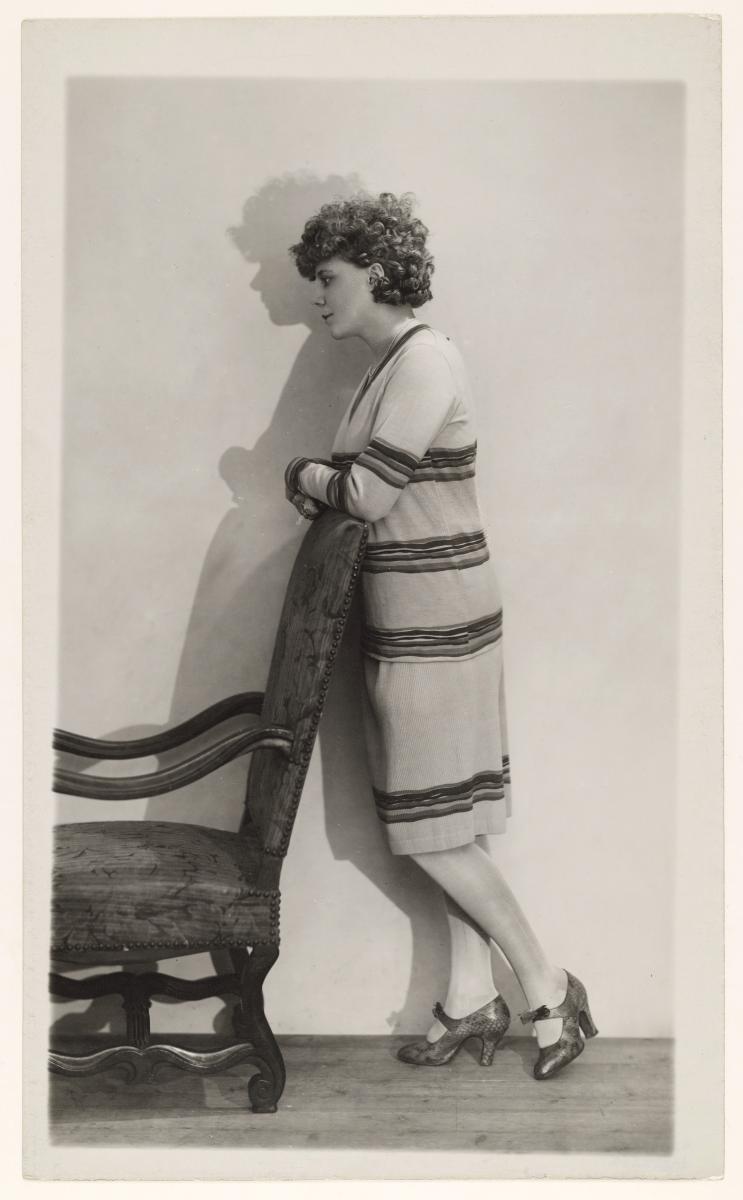 Frau in Rock und Pullover von Reard