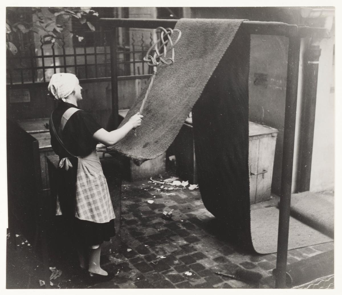 Frau in Kleid mit Schürze