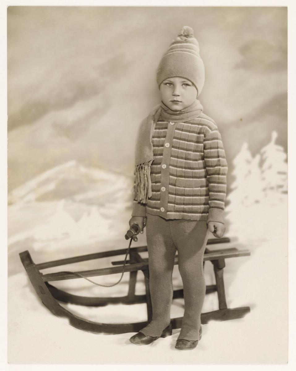 Kind in Jacke und Hose von Ernst Knott