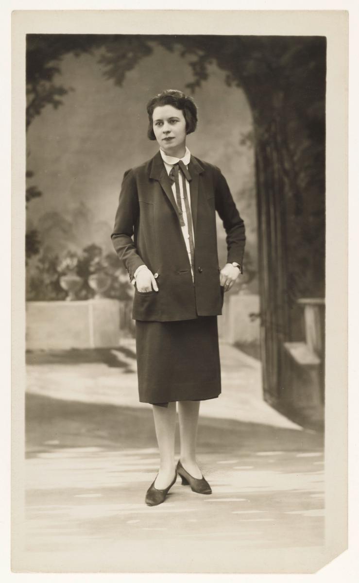 Frau in Jacke und Rock von Francis et Fernand