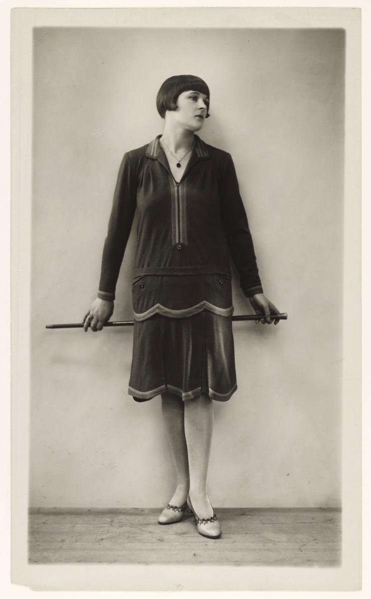 Frau in Kleid von Retty