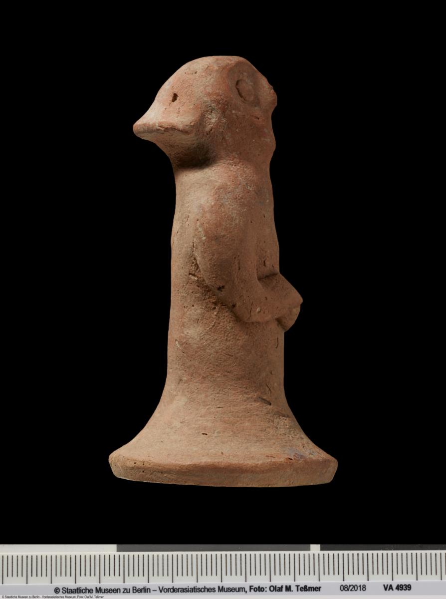 Stehender Mann im Glockenrock, Terrakotte