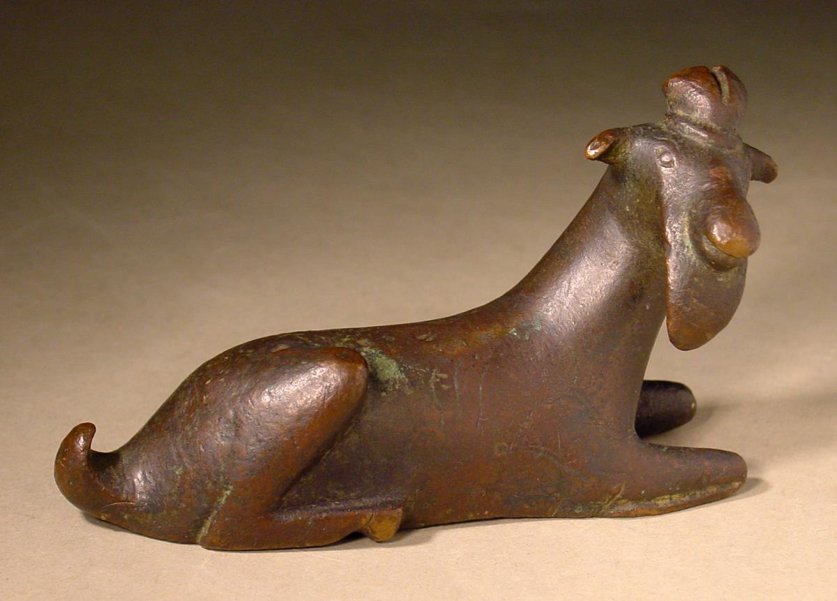 Archaische Statuette eines liegenden Ziegenbocks