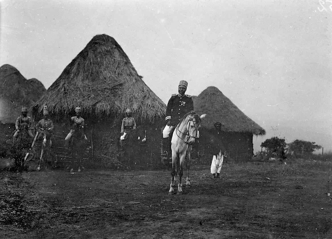 Njoya zu Pferde mit berittenen Soldaten.