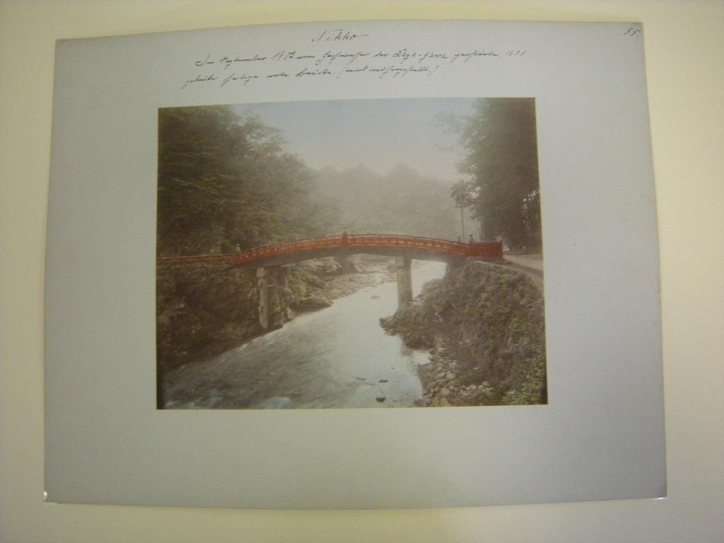 Nikkô Im September 1902 vom Hof[...] der Daya-gawa zerstörten, 1638 gebauten, heilige, rote Brücke (wird neu hergestellt)