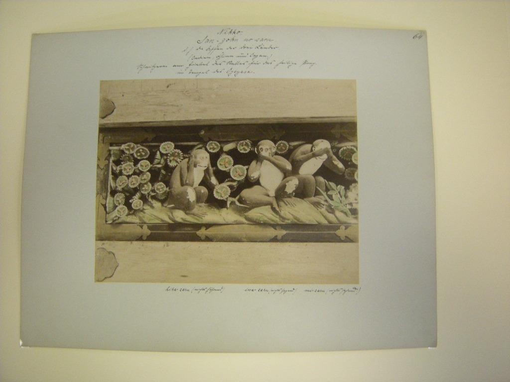 Nikko San-gehu no saru, d.h. die Affen der drei Länder (Indien, China, Japan) Schnitzerei am Giebel des Stalles für das heilige Pony im Tempel des Iyeyasu. Paneel: „Die Drei Affen“; geschnitztes Paneel am heiligen Pferdestall 
東照宮神厩舎三猿