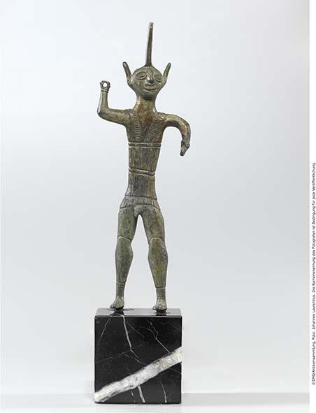 Kriegerstatuette: speerschleudernder Jüngling mit Helm