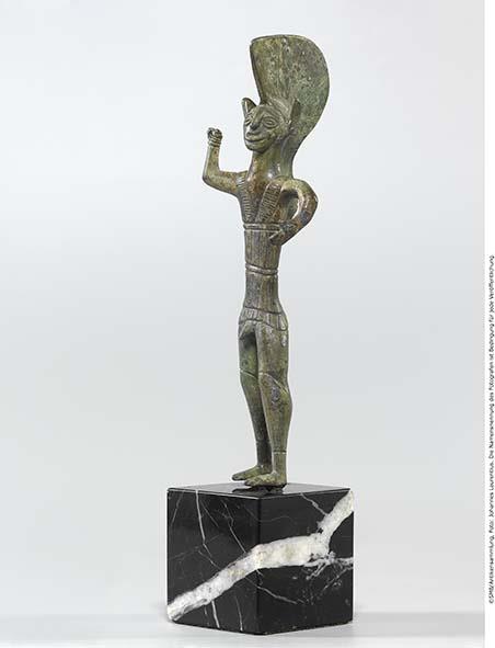 Kriegerstatuette: speerschleudernder Jüngling mit Helm