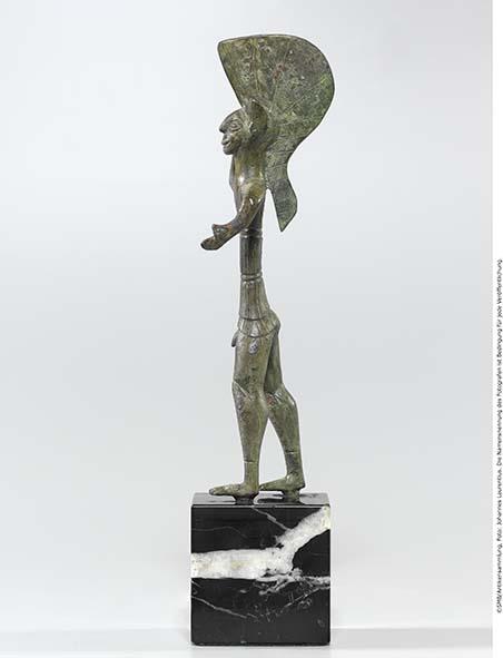 Kriegerstatuette: speerschleudernder Jüngling mit Helm