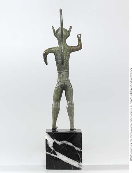 Kriegerstatuette: speerschleudernder Jüngling mit Helm
