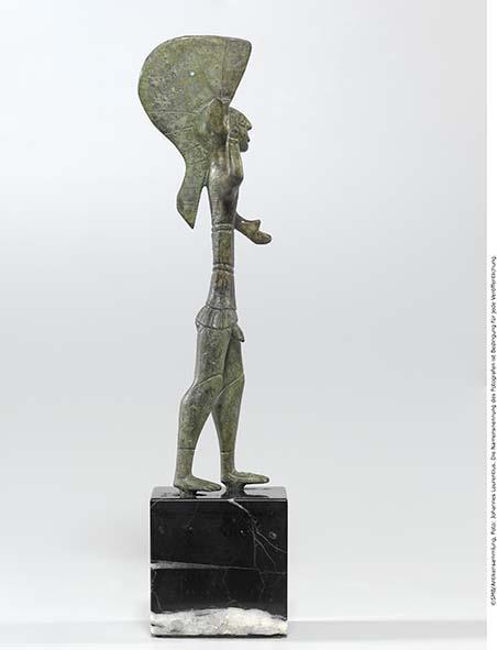 Kriegerstatuette: speerschleudernder Jüngling mit Helm
