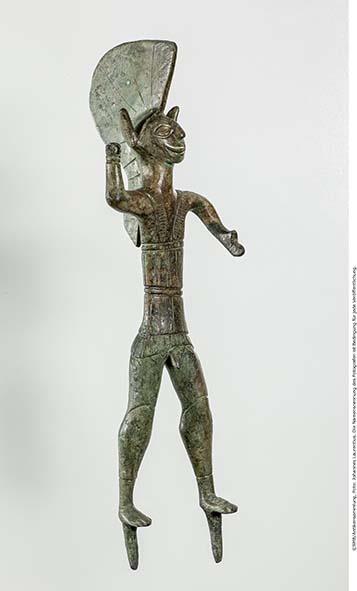 Kriegerstatuette: speerschleudernder Jüngling mit Helm