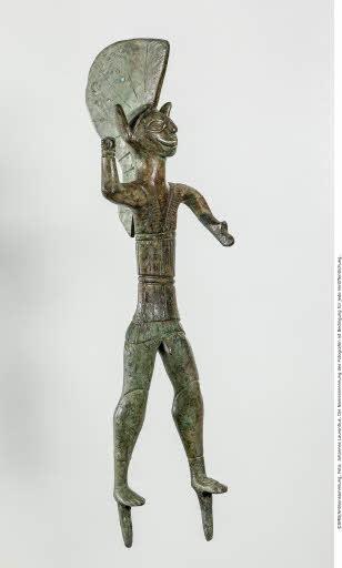 Kriegerstatuette: speerschleudernder Jüngling mit Helm