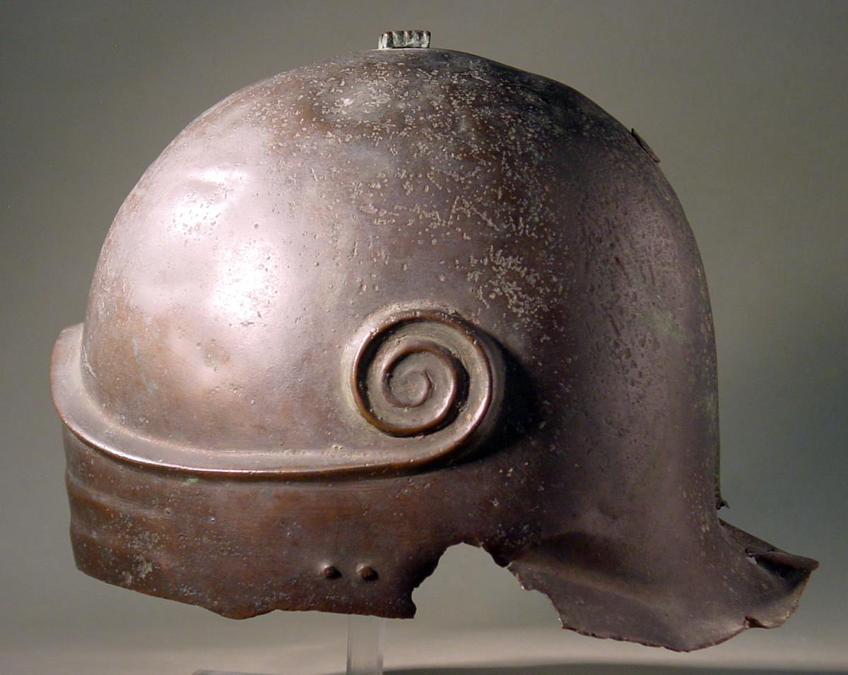 Hellenistischer Helm mit Stirnbügel und Voluten