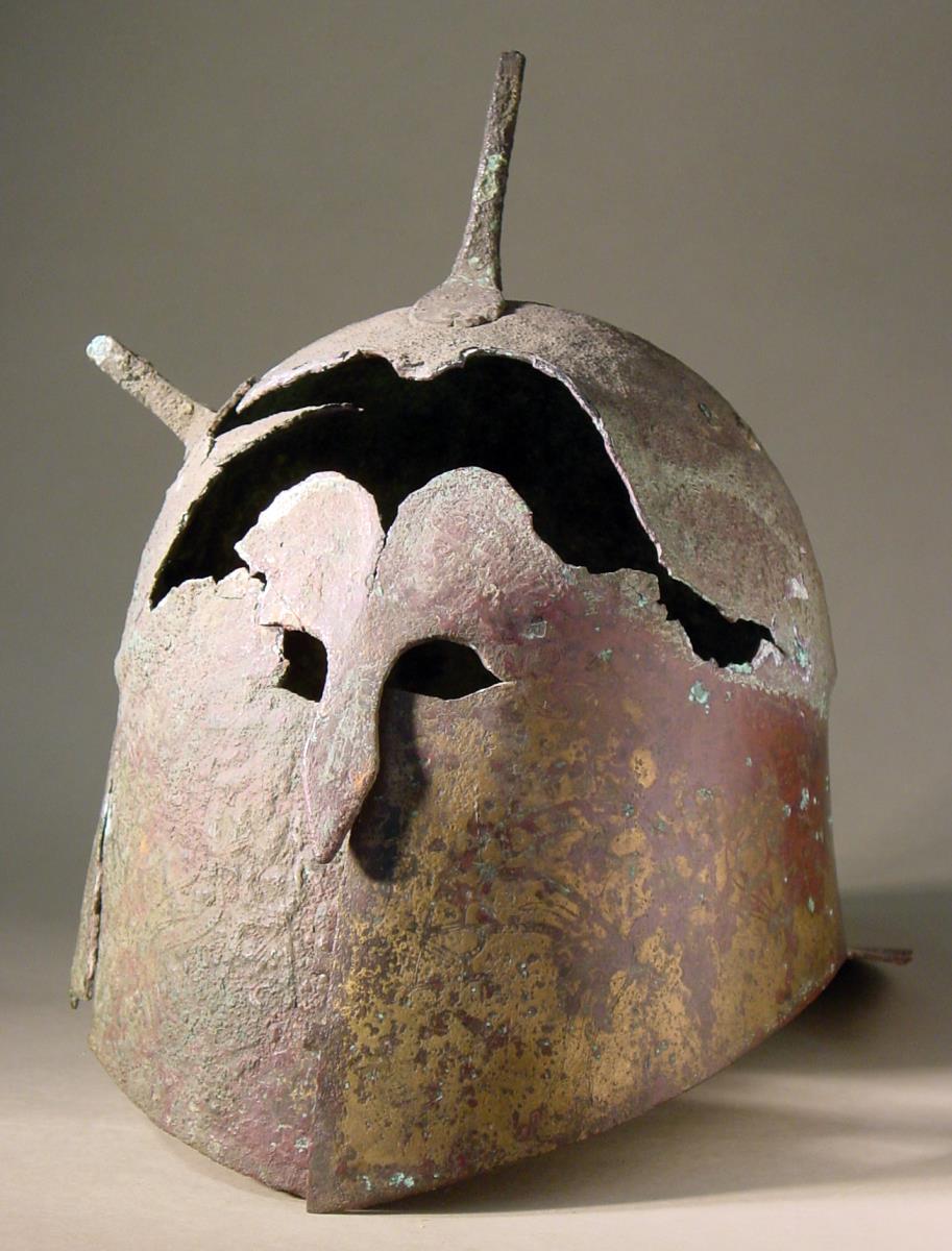 Korinthischer Helm mit gravierten Wangenklappen (Eber)