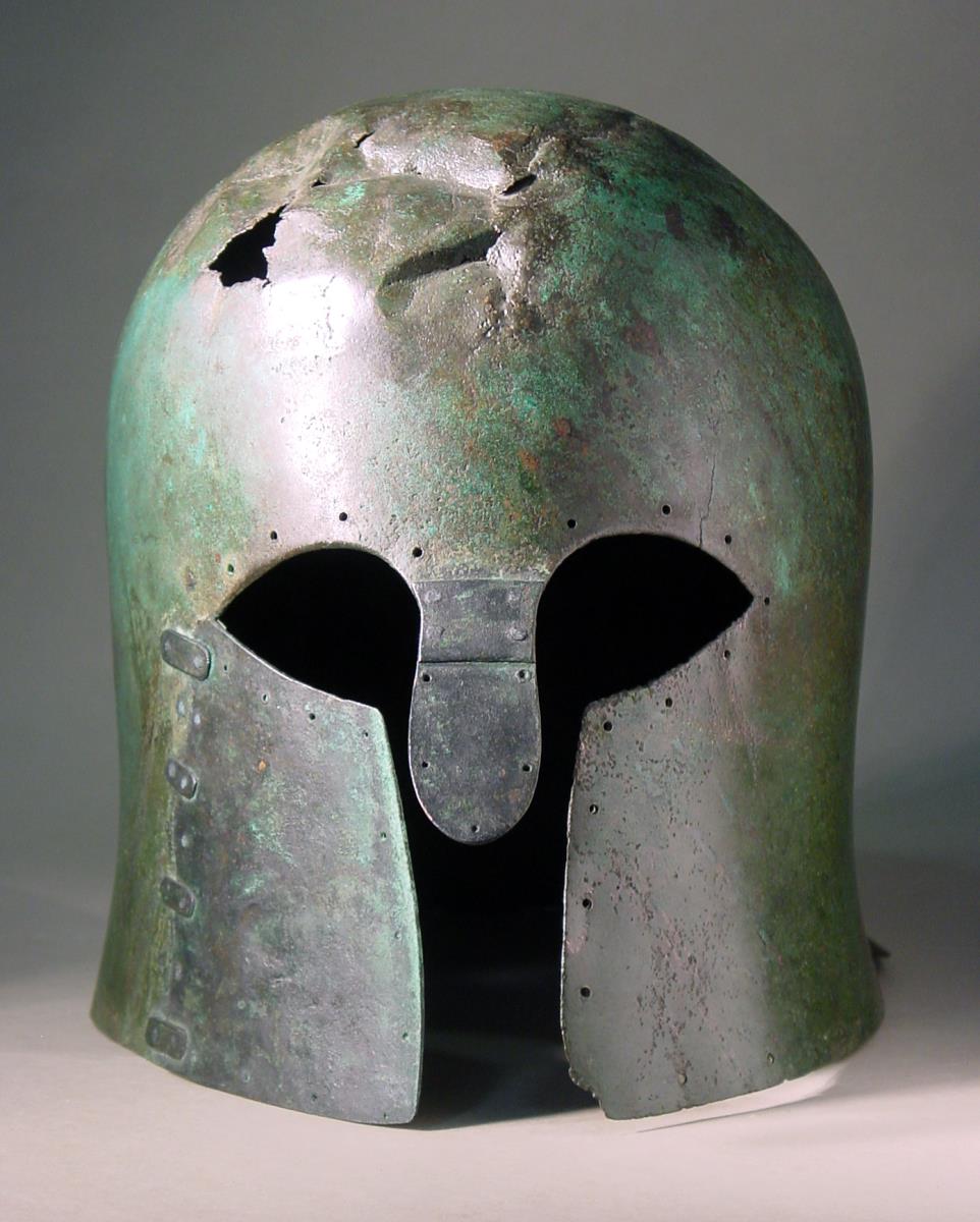Korinthischer Helm (2. Stufe) mit griechischer Inschrift; etwas ergänzt