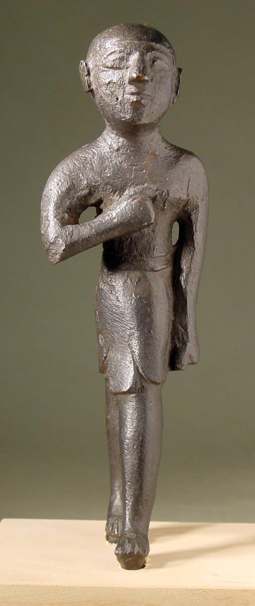 "Männliche Statuette, schreitend mit Schurz; R. Hand vor der Brust; L. herabhängend", wie Misc. 8423 "ägyptisierende Statuette aus Cypern"