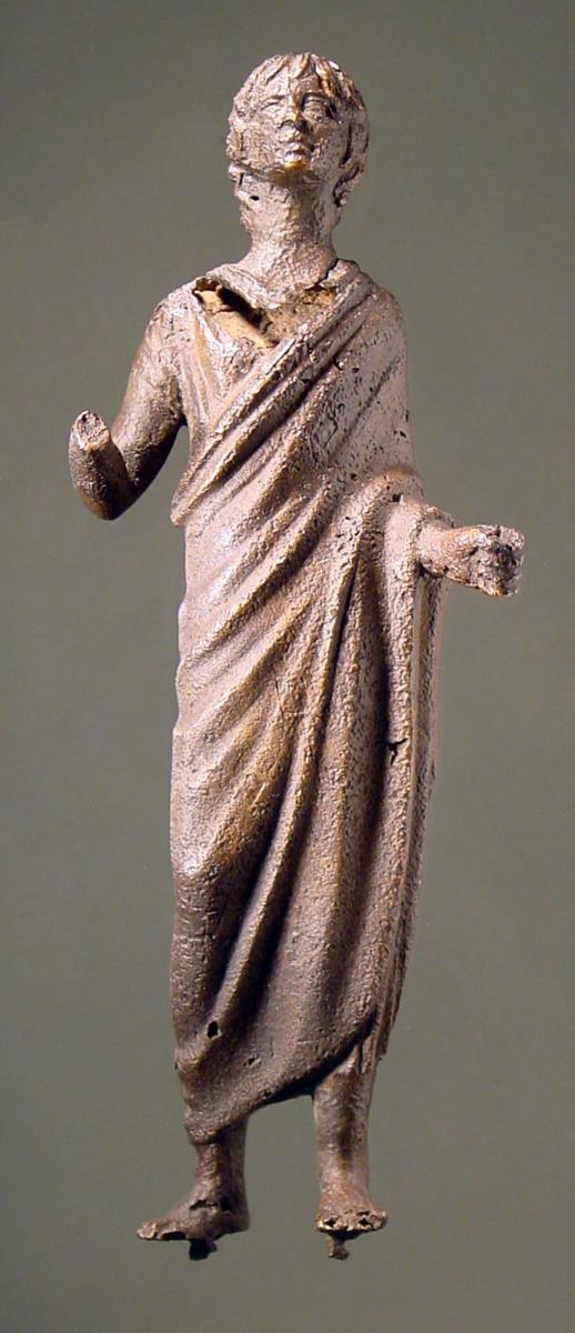Etruskische Statuette eines stehenden unbärtigen Mannes in Untergewand und Mantel, in der erhobenen Rechten eine Schale