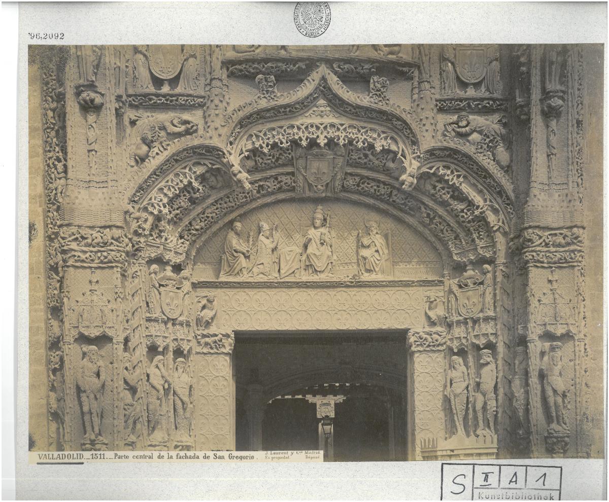 Valladolid, ehemalige Schule San Gregorio, heute Nationales Skulpturenmuseum, Fassade, mitlerer Bogen