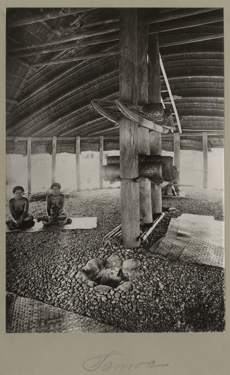 "Inneres eines Samoa-Hauses."