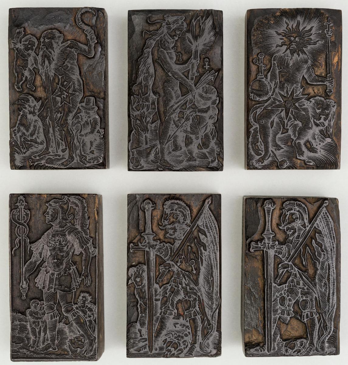 4 Planetenfiguren, 2 Soldaten
(6 Stöcke)