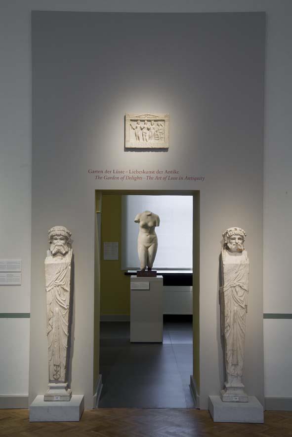 Eingang zu Raum 6 der Dauerausstellung der Antikensammlung im Alten Museum (Obergeschoss): Garten der Lüste - Liebeskunst der Antike