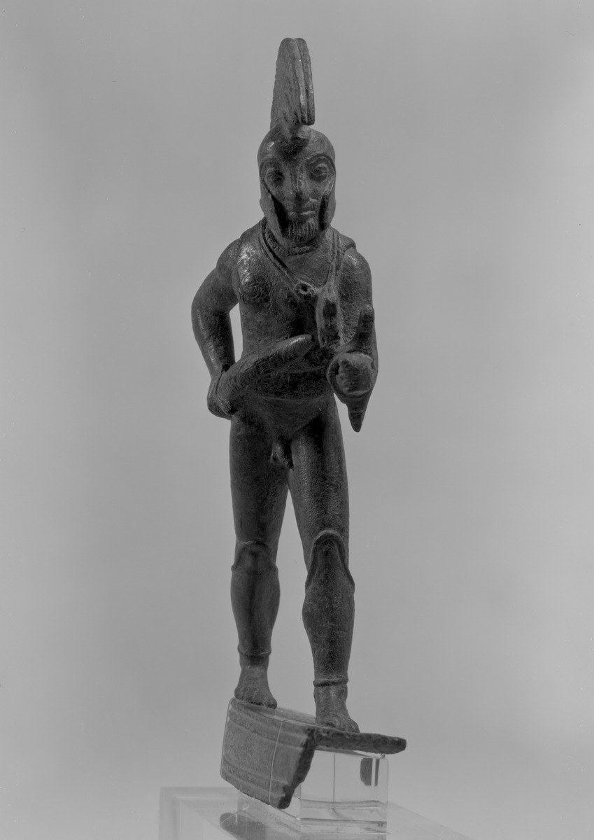 Aufsatzfigur eines archaischen Kessels: Statuette eines schreitenden Kriegers (Hoplit)