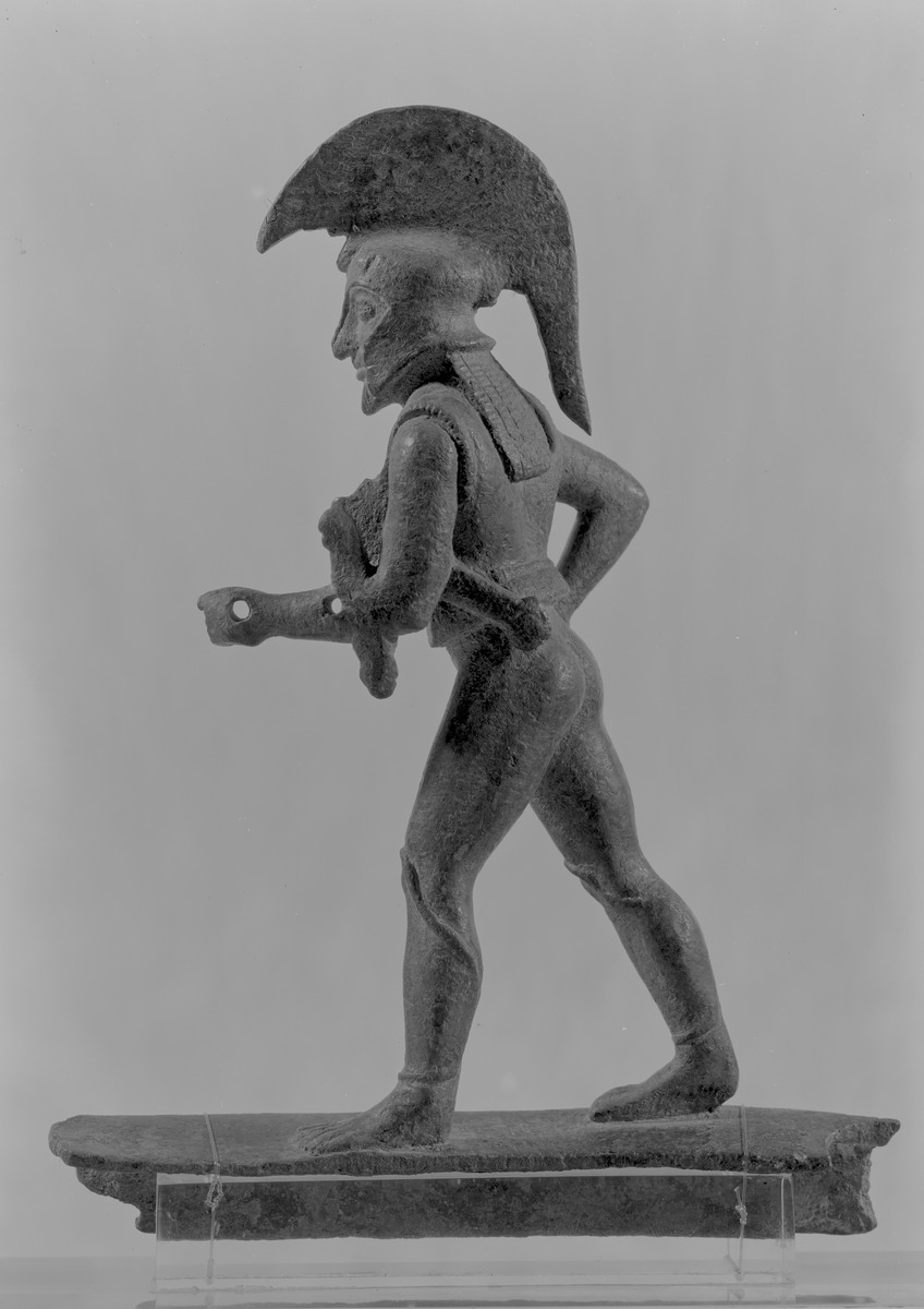 Aufsatzfigur eines archaischen Kessels: Statuette eines schreitenden Kriegers (Hoplit)