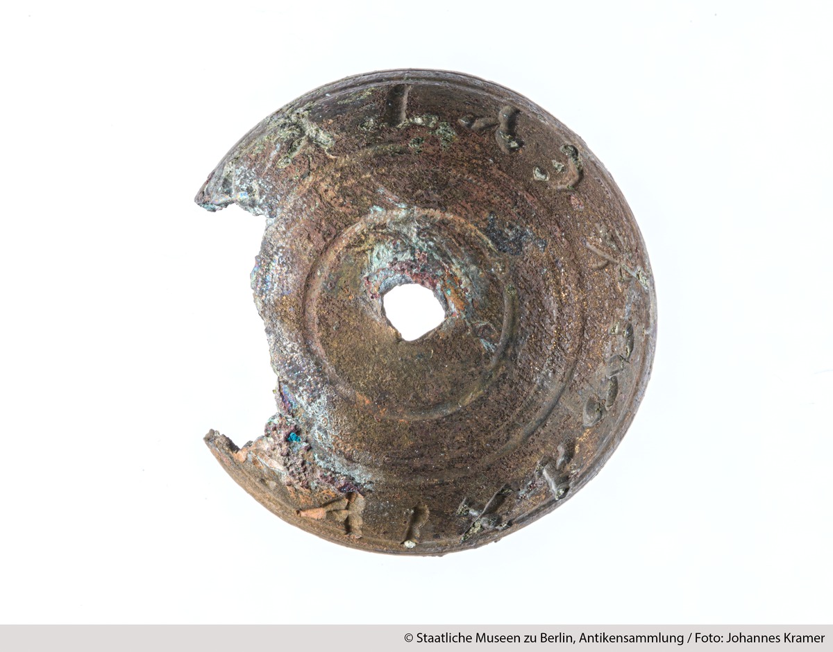 Glocke (?) mit griechischer Inschrift: ΕΥΤΥΧ… ΚΑΙ ΧΡΩ
