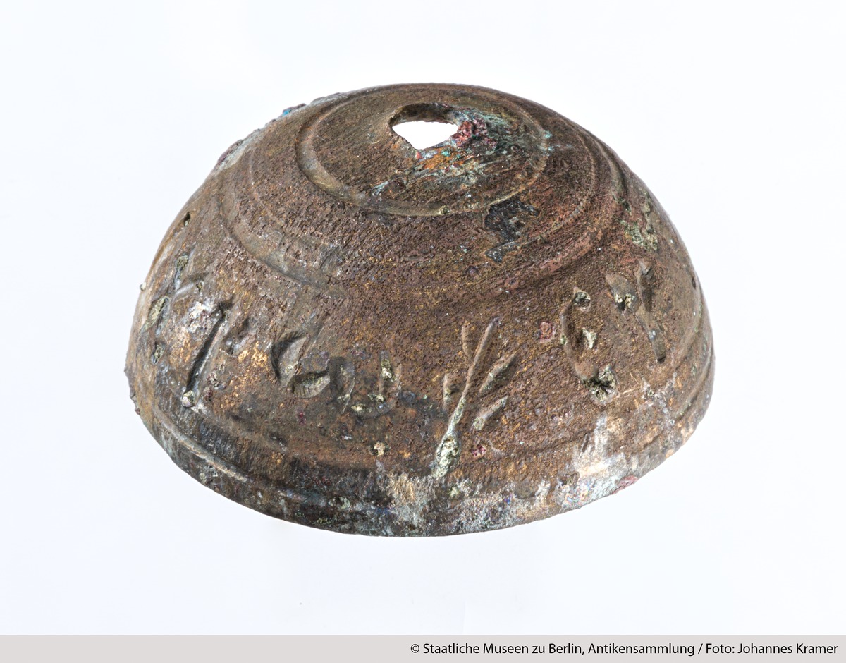 Glocke (?) mit griechischer Inschrift: ΕΥΤΥΧ… ΚΑΙ ΧΡΩ