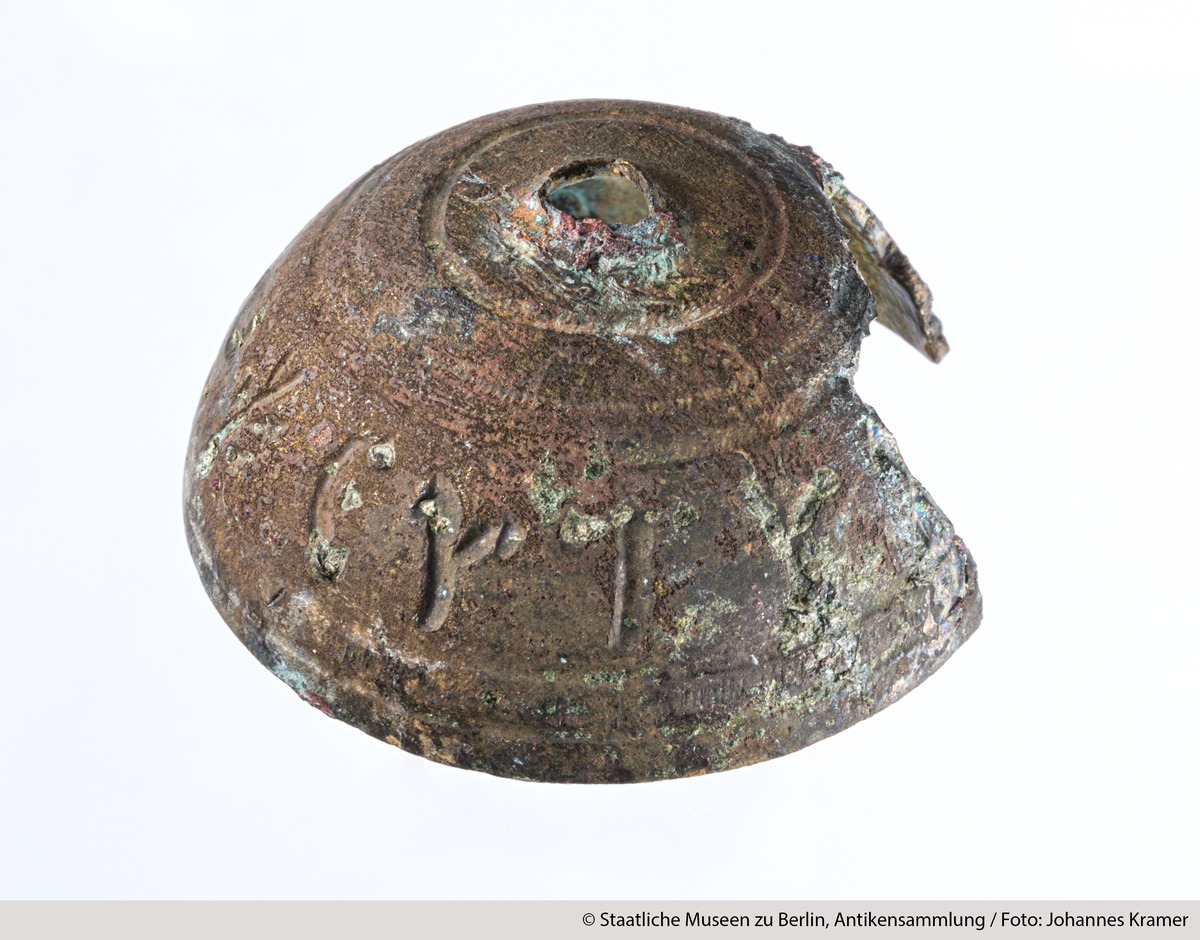 Glocke (?) mit griechischer Inschrift: ΕΥΤΥΧ… ΚΑΙ ΧΡΩ