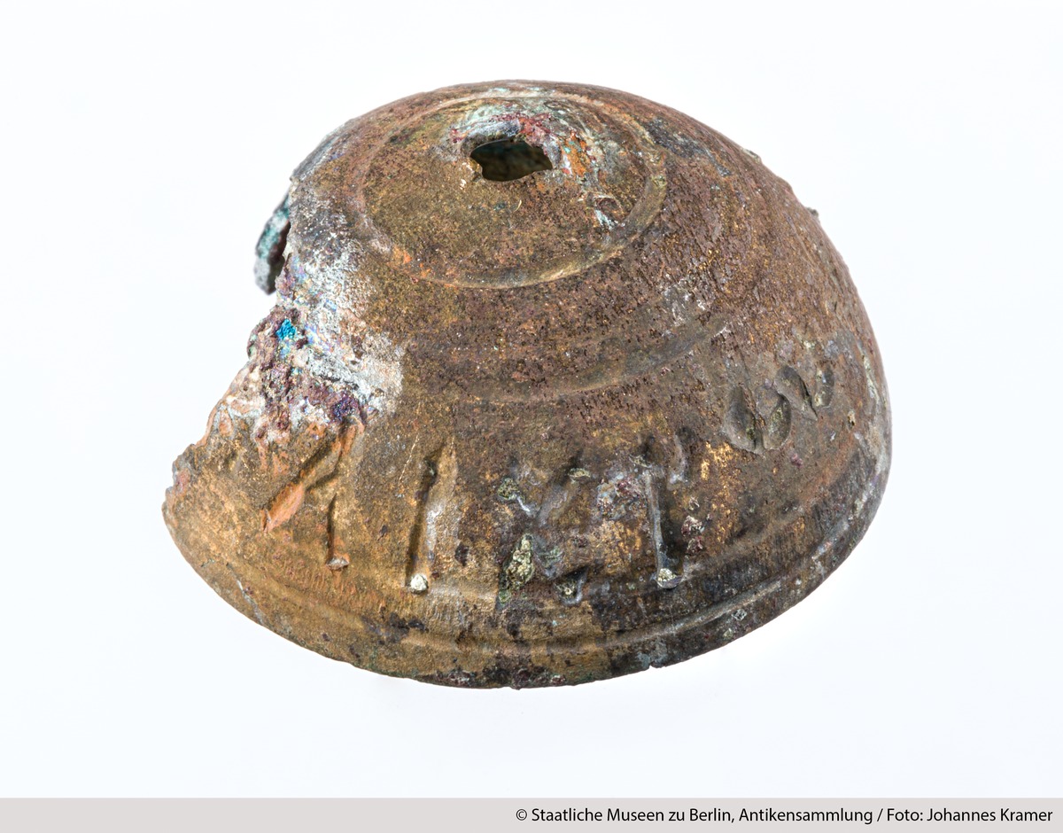 Glocke (?) mit griechischer Inschrift: ΕΥΤΥΧ… ΚΑΙ ΧΡΩ