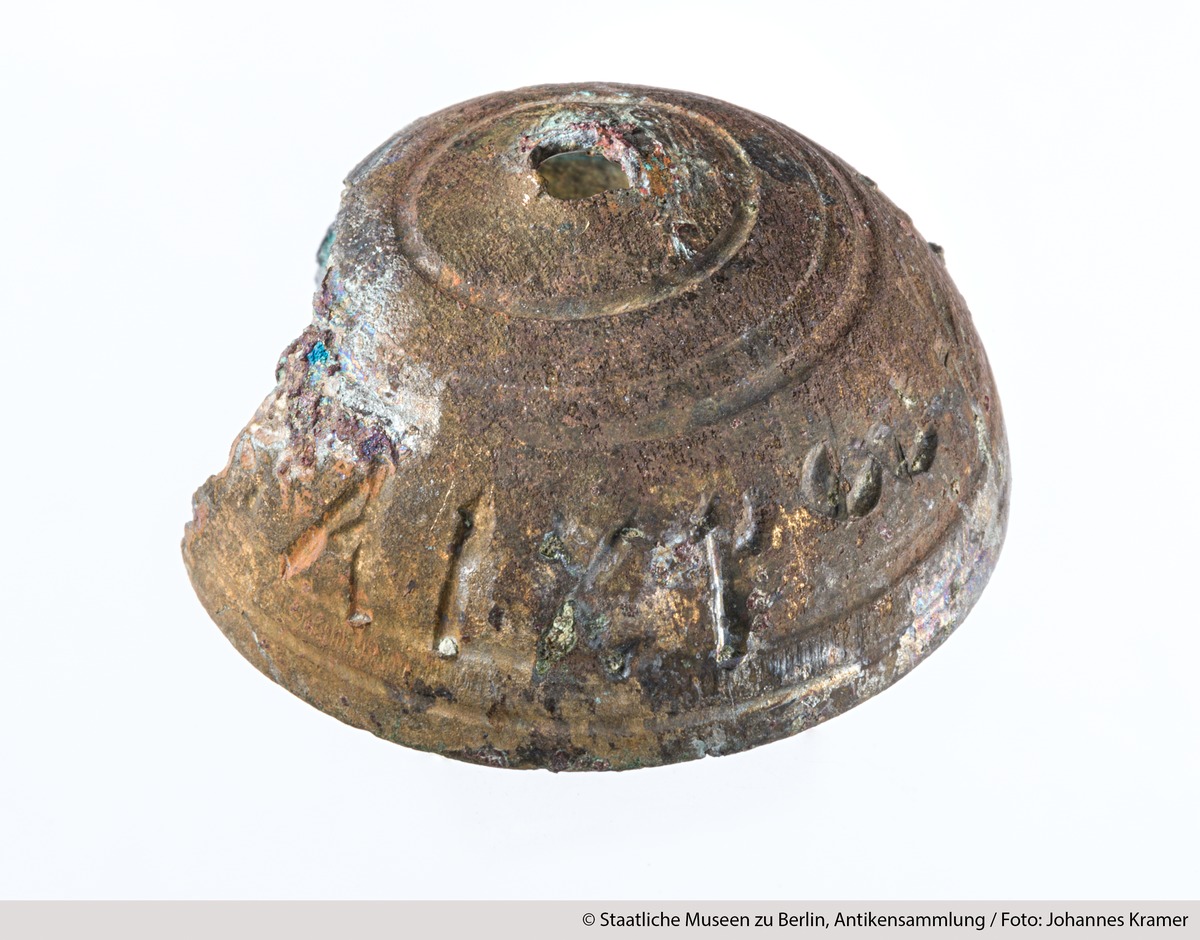 Glocke (?) mit griechischer Inschrift: ΕΥΤΥΧ… ΚΑΙ ΧΡΩ