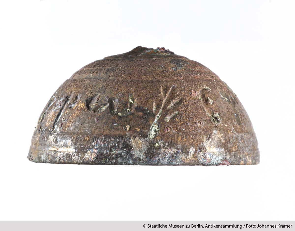 Glocke (?) mit griechischer Inschrift: ΕΥΤΥΧ… ΚΑΙ ΧΡΩ