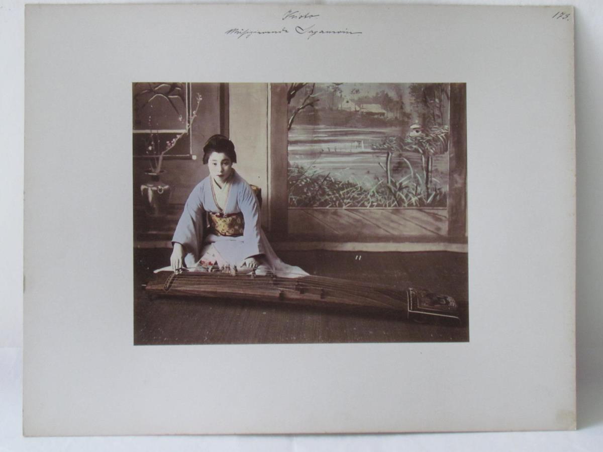 Koto-Spielerin