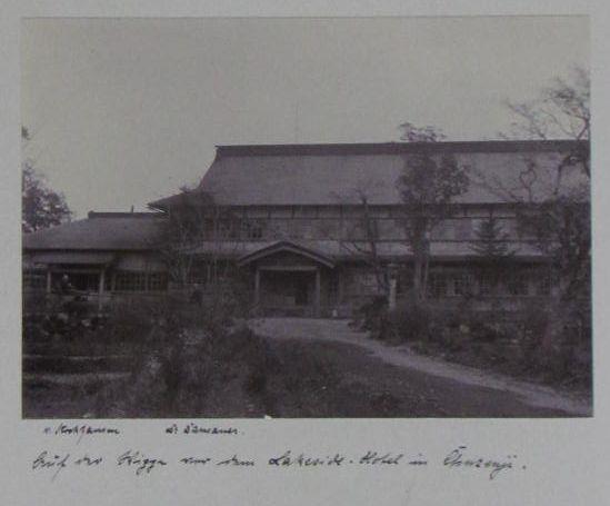 Außenansicht vom Lakeside Hotel in Chuzenji (mit v. Stockhausen und Dr. Dansauer?)