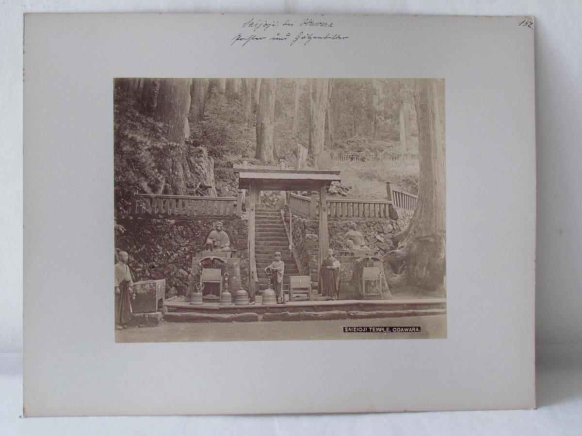Saijoji; bei Odawara. Priester und Götzenbilder