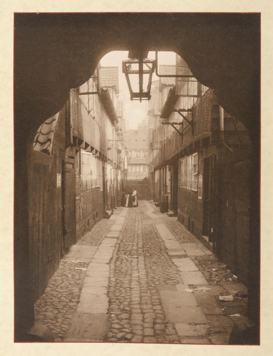 Breitergang Hof 8 (aus dem Album "Hamburg: Land und Leute der Niederelbe")