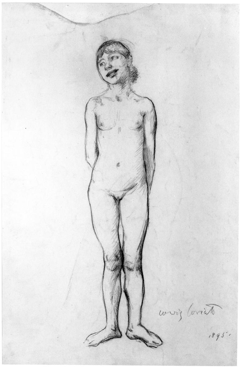 Stehender Kinderakt (Mädchen), von vorn, die Hände auf dem Rücken