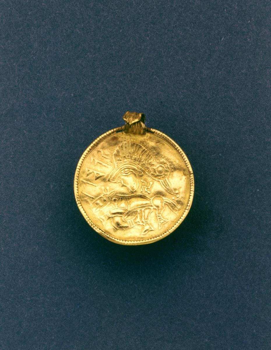 Goldbrakteat mit Runenzeichen