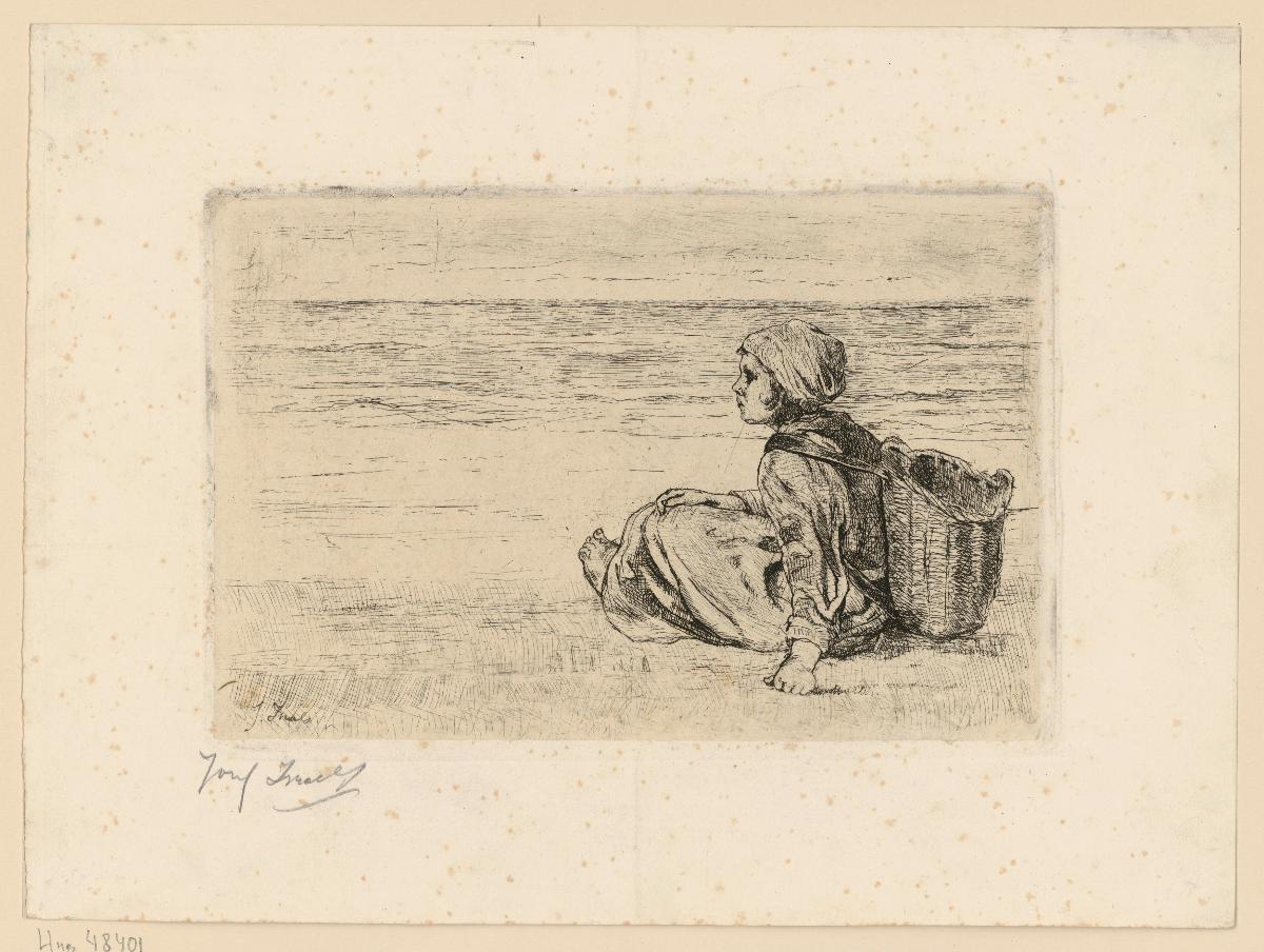 Mädchen mit Kiepe auf dem Rücken am Strand