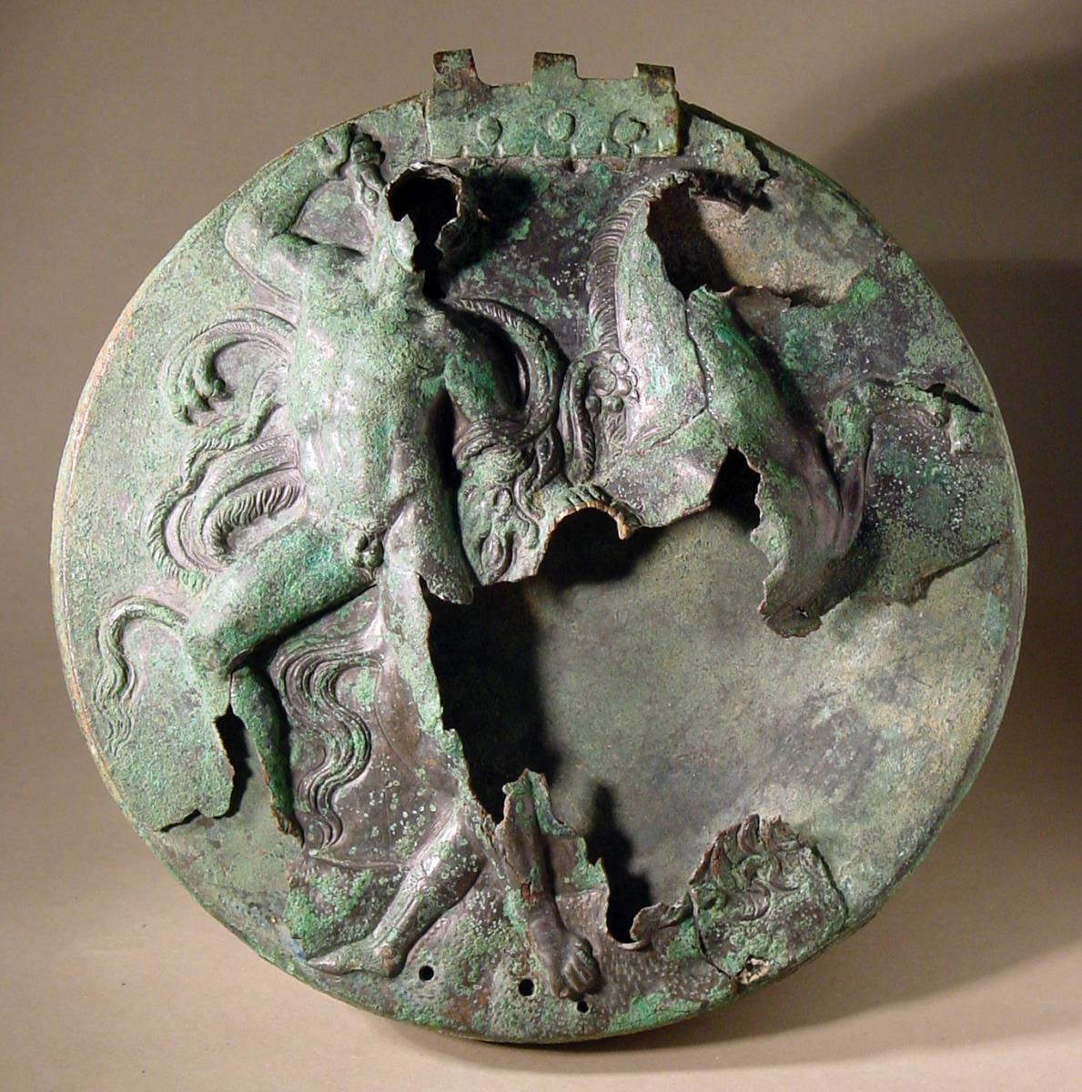 Griechischer Klappspiegel mit Relief: Kampf von Herakles und Amazone (?)
