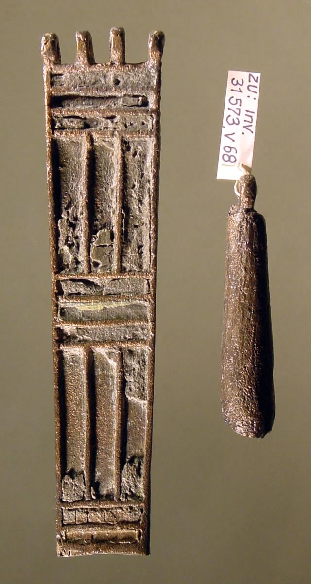 Platte mit Scharnier (das größere Teil bildete ursprünglich vermutlich die Geissel einer sehr großen ägyptischen Osirisstatuette)
