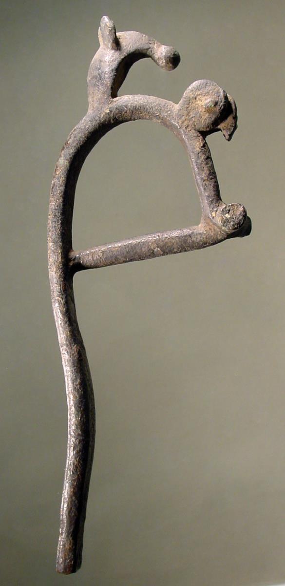 "Haken mit Tierkopf" (Fragment vom Henkel einer großen Kanne mit Scharnier für beweglichen Deckel)