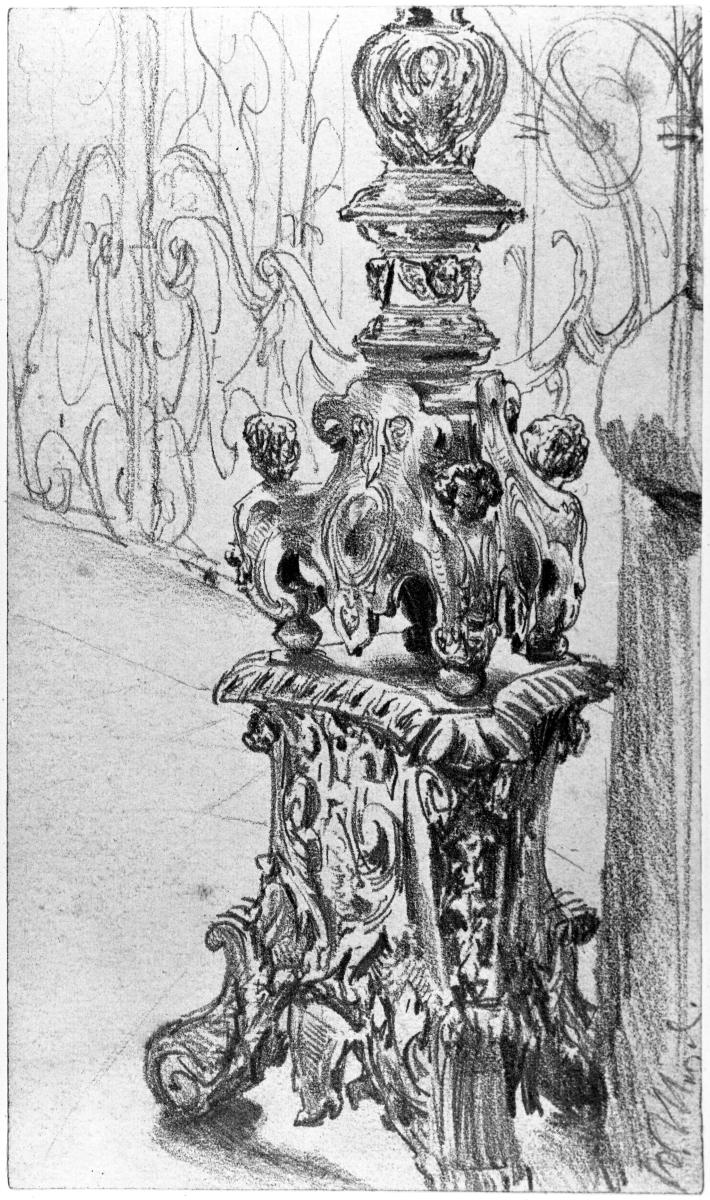 Reich verzierter Rokokoleuchter, dahinter ein schmiedeeisernes Kirchengitter