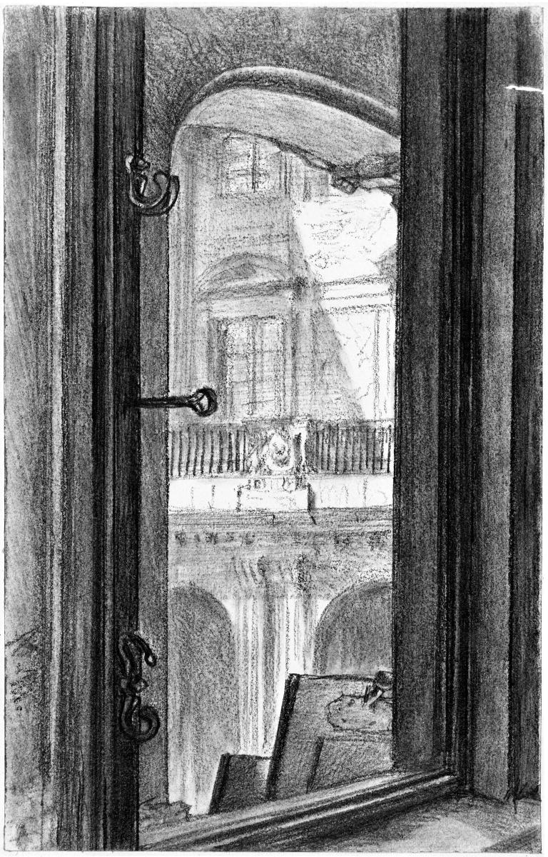 Blick durch ein Fenster auf eine Fassade mit Rundbogengalerie und Fenstern